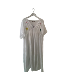 Robe longue blanche brodée